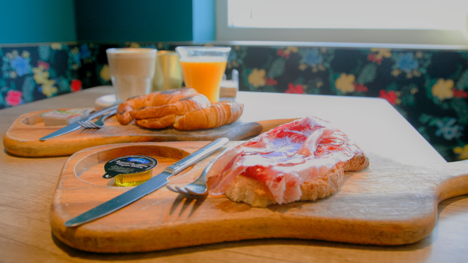 Desayuno, zumo, tostada de jamón y café - Asador Elordui Berria